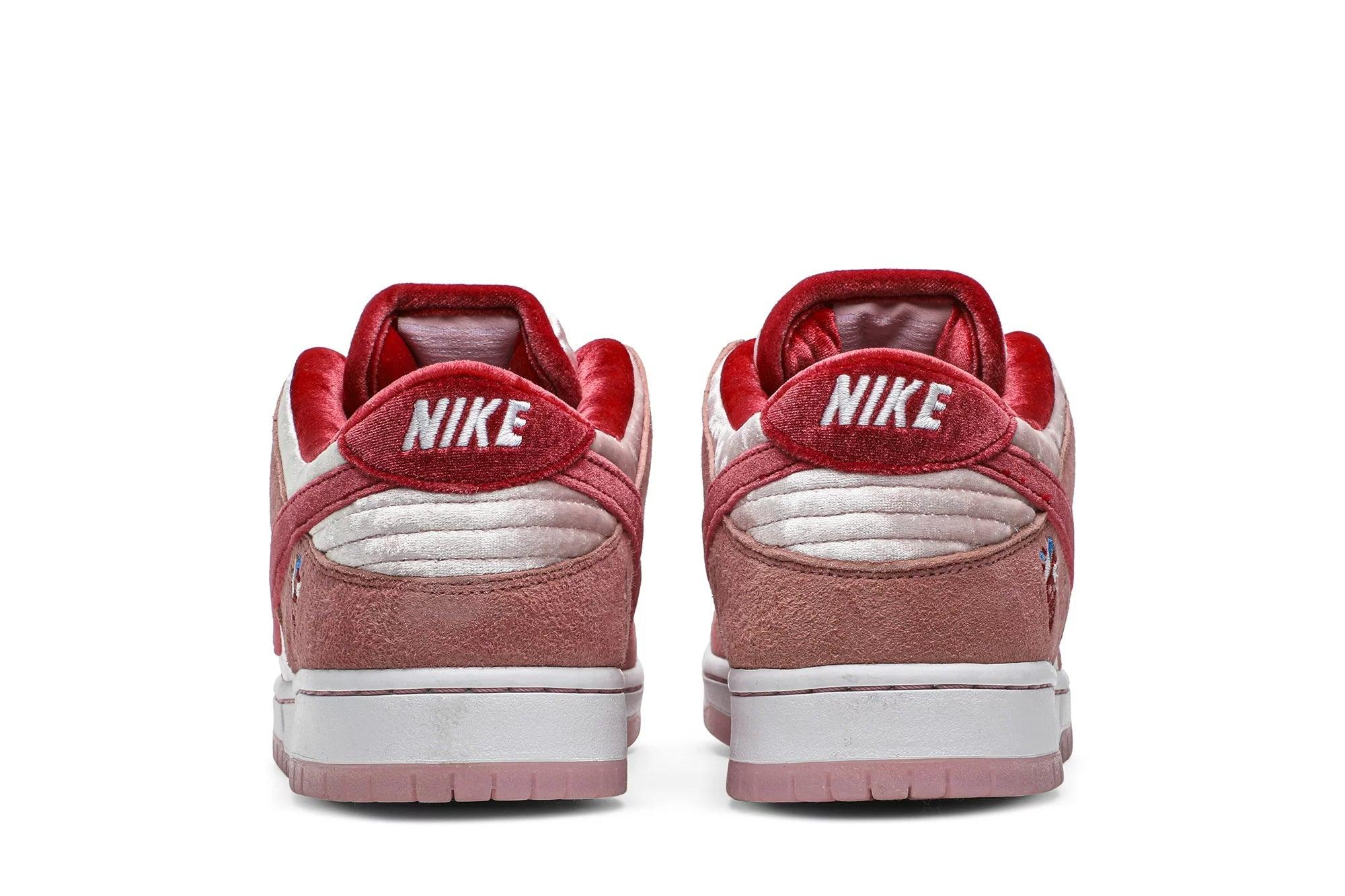 Nike SB Dunk Low Strangelove Pink